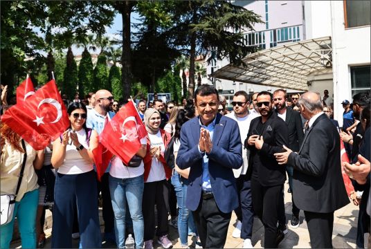 BÜYÜKŞEHİR’DE 1 MAYIS COŞKUSU Başkan Çavuşoğlu : “Bu borcu biz bu şehre ödemek zorundayız”