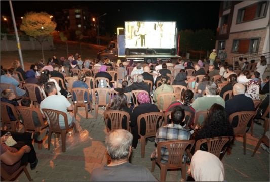Çivril TOKİ’de Sinema Keyfi, Sıcak Asfalt Memnuniyeti